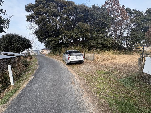 糸島市志摩師吉売地の前面道路含む現地写真|前面道路はセットバックが必要です。