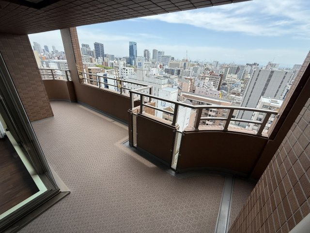 グラン・パレ大倉山ウエストタワー（リノベーション）のバルコニー|暖かな日差しのふりそそぐバルコニー♪