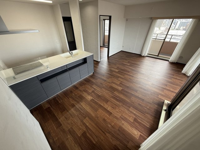 グラン・パレ大倉山ウエストタワー（リノベーション）の居間・リビング|こちらのリビングで趣味の時間をお楽しみください♪