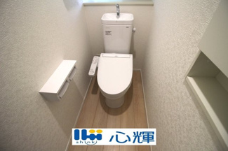 【トイレ】 | クレイドルガーデン防府市華城中央 第１（１号棟） | いつまでも清潔な空間であって頂けますように、汚れをふき取り易いフロアと壁紙をチョイス致しました。