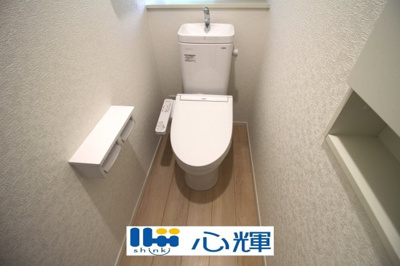 【トイレ】 | クレイドルガーデン防府市華城中央 第１（１号棟） | いつまでも清潔な空間であって頂けますように、汚れをふき取り易いフロアと壁紙をチョイス致しました。