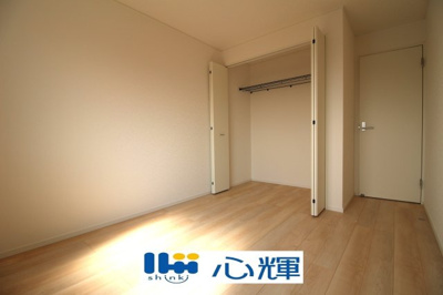 【洋室】 | クレイドルガーデン防府市華城中央 第１（１号棟） | 明るさを基調とした部屋は、光を反射するので部屋を明るく美しく見せる効果もあります。