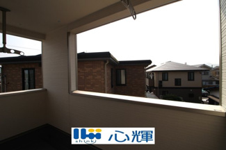 【バルコニー】 | クレイドルガーデン防府市華城中央 第１（１号棟） | 日当たりのよい住宅エリアですので、多くの陽光が降り注ぎ、室内には陽だまりを生み出してくれます。