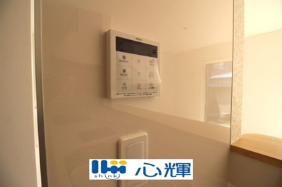 【設備】 | クレイドルガーデン防府市華城中央 第１（１号棟） | 給湯器リモコンです。お風呂のお湯はりや追い炊きが簡単にできます。
