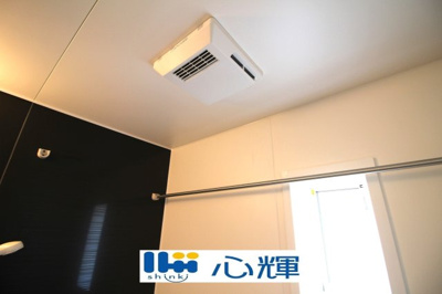 【設備】 | クレイドルガーデン防府市華城中央 第１（１号棟） | 浴室換気・乾燥・暖房機（本体）。冬場の予備暖房、夜間や梅雨時の衣類乾燥、カビ対策などに活躍します。
