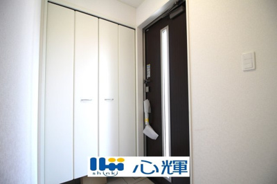 【玄関】 | クレイドルガーデン防府市華城中央 第１（１号棟） | たくさんある靴もすべて収納して頂け、玄関をスッキリ綺麗な空間にまとめます。


