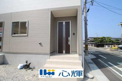 【玄関】 | クレイドルガーデン防府市華城中央 第１（１号棟） | 家の顔となる玄関。 ゲストを迎え入れても安心の空間です。
