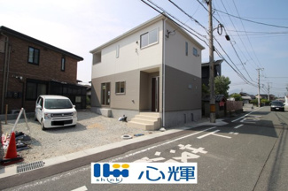 【前面道路含む現地写真】 | クレイドルガーデン防府市華城中央 第１（１号棟） | 現地(2025年7月10日撮影)
明るい日差しが差し込む現地。車もゆったり駐めることが出来ます。ぜひ現地をご覧下さい。
