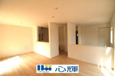 【居間・リビング】 | クレイドルガーデン防府市華城中央 第１（１号棟） | 降り注ぐ陽光をいっぱいに浴び、メインライトと共に室内全体が明るい・開放感のあるＬＤＫ。