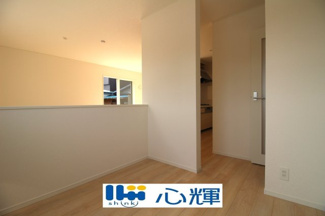 【洋室】 | クレイドルガーデン防府市華城中央 第１（１号棟） | キッチン、リビングの横にキッズスペースがございます。遊ぶお子様を見守れるので嬉しいですね。

