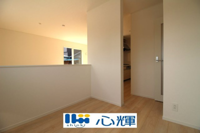 【洋室】 | クレイドルガーデン防府市華城中央 第１（１号棟） | キッチン、リビングの横にキッズスペースがございます。遊ぶお子様を見守れるので嬉しいですね。

