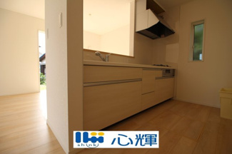 【キッチン】 | クレイドルガーデン防府市華城中央 第１（１号棟） | 充分なスペースを実現したキッチン空間となっています。寛ぐ方とお料理をされる方の一体感を重視した設計。