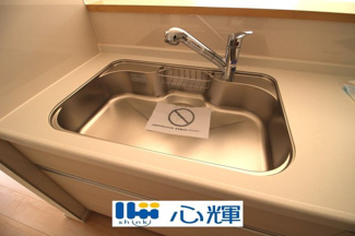 【キッチン】 | クレイドルガーデン防府市華城中央 第１（１号棟） | 浄水器付きです。水栓は先端が引き出せるのでシンクの隅々まで水が届きます。


