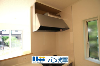 【キッチン】 | クレイドルガーデン防府市華城中央 第１（１号棟） | レンジフード施工中。最新タイプのレンジフードは吸引性能も良好！お手入れもカンタンです。
