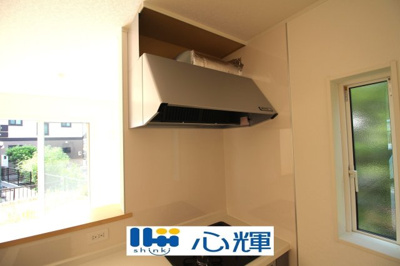 【キッチン】 | クレイドルガーデン防府市華城中央 第１（１号棟） | レンジフード施工中。最新タイプのレンジフードは吸引性能も良好！お手入れもカンタンです。
