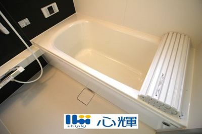 【浴室】 | クレイドルガーデン防府市華城中央 第１（１号棟） | 疲れを癒す場所にふさわしい快適で清潔な空間で、心も体もオフになるリラックスタイムをお楽しみ下さい。