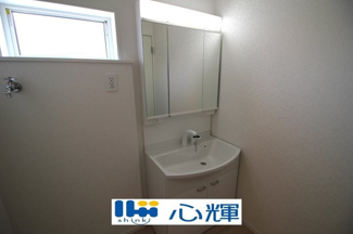 【独立洗面台】 | クレイドルガーデン防府市華城中央 第１（１号棟） | 平日の朝であっても落ち着きと寛ぎを感じられ、スムーズに身支度が完了します。