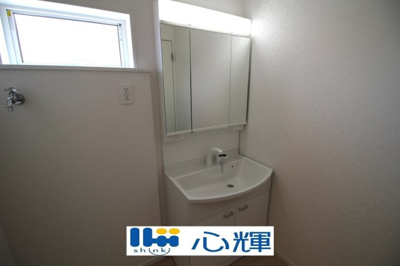 【独立洗面台】 | クレイドルガーデン防府市華城中央 第１（１号棟） | 平日の朝であっても落ち着きと寛ぎを感じられ、スムーズに身支度が完了します。