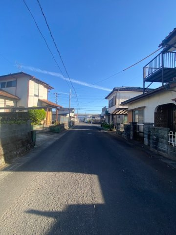 都城市上長飯町の中古一戸建の前面道路含む現地写真