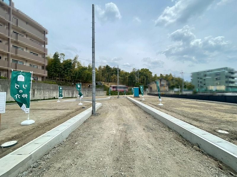 【成約済】京都市西京区大枝沓掛町の前面道路含む現地写真|前道幅員約6ｍで広々としております！
車通りも少なく、お子様にもご安心です♪