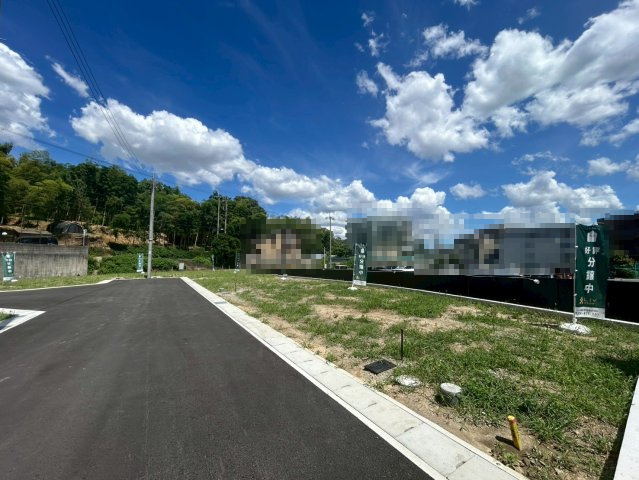 【成約済】京都市西京区大枝沓掛町の前面道路含む現地写真|道路が広めに設計され、交通量も少ないので、小さなお子様のいらっしゃるご家庭も安心です！