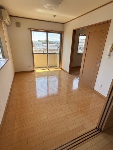 エステートスズキ6の居間・リビング|現在補修中の為、同物件別室の写真となります