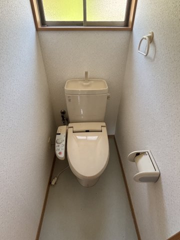 エステートスズキ6のトイレ|現在補修中の為、同物件別室の写真となります