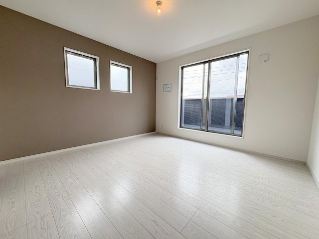 流山市加2丁目　新築戸建　全1棟の洋室|アクセントクロスがオシャレな洋室8帖