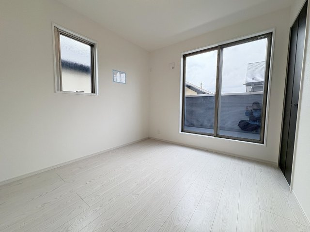 流山市加2丁目　新築戸建　全1棟の洋室|バルコニーに面した明るい洋室5.2帖