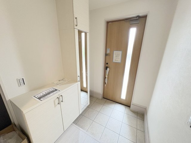 流山市加2丁目　新築戸建　全1棟の玄関|カウンター部分にはお好きなインテリアが飾れます