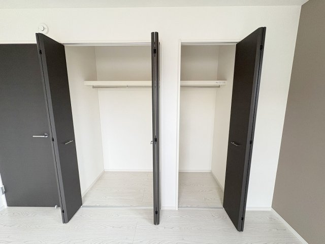 流山市加2丁目　新築戸建　全1棟の収納|クローゼットが2ヶ所あるのでご夫婦で分けてお使いいただけます