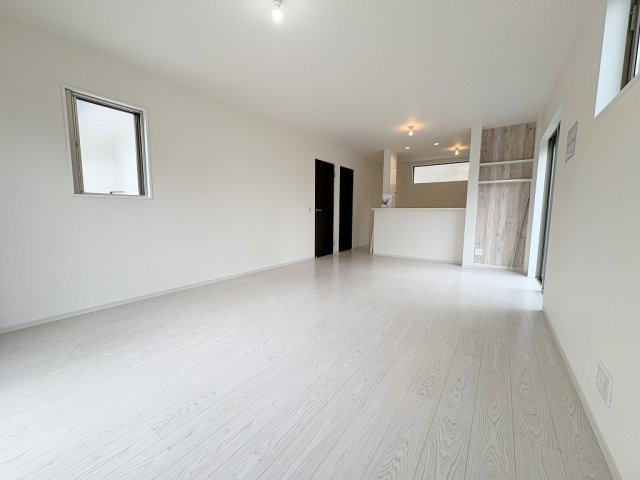 流山市加2丁目　新築戸建　全1棟の居間・リビング|18帖の広々としたリビングでおくつろぎください