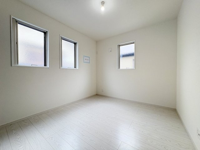 流山市加2丁目　新築戸建　全1棟の洋室|2面採光の明るい洋室5.2帖
