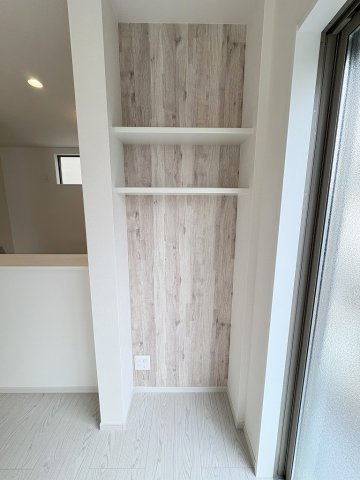 流山市加2丁目　新築戸建　全1棟の収納|リビングのアクセントクロスのカウンターです
