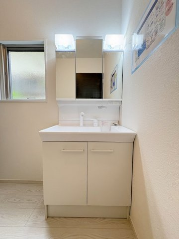 流山市加2丁目　新築戸建　全1棟の独立洗面台|三面鏡付きシャワードレッサーで朝の準備も快適