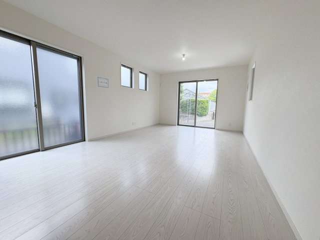 流山市加2丁目　新築戸建　全1棟の居間・リビング|ソファやダイニングセットを置いてもゆとりのある18帖のリビング