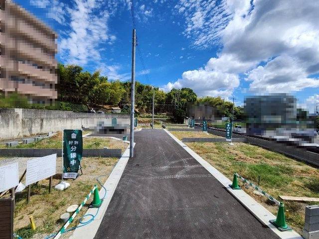 京都市西京区大枝沓掛町の前面道路含む現地写真|閑静な住宅地です。