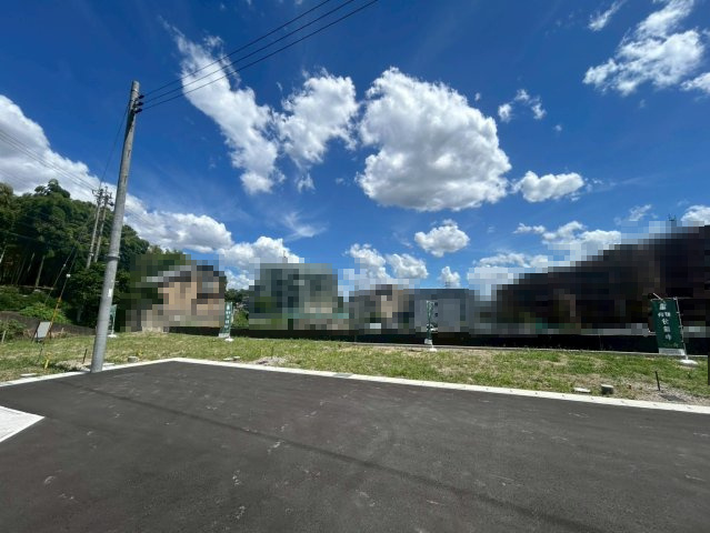 【成約】京都市西京区大枝沓掛町の前面道路含む現地写真|道路が広めに設計され、交通量も少ないので、小さなお子様のいらっしゃるご家庭も安心です！