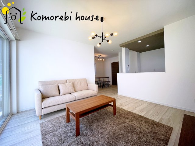 桶川市上日出谷南　2期　ピュアガーデン　戸建て　04の居間・リビング|おしゃれな居間です