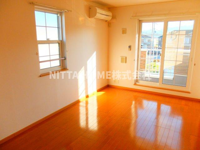 プリマヴェーラ壱番館の居間・リビング|お部屋は角部屋◎