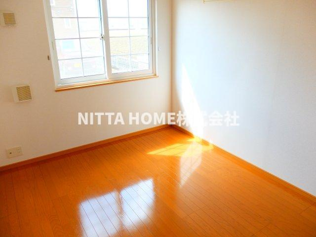 プリマヴェーラ壱番館の居間・リビング|大きな窓が魅力的な室内です！