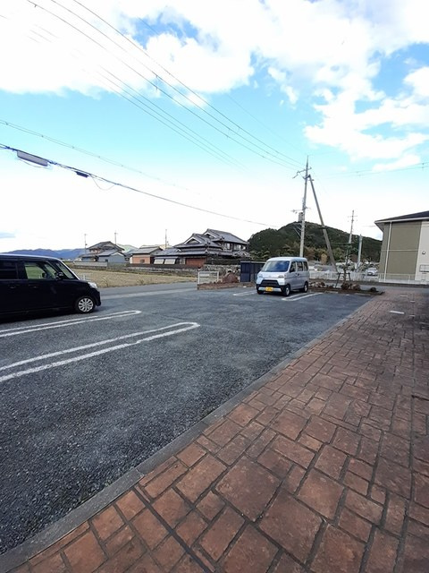 プリマヴェーラ壱番館の駐車場|敷地内に駐車場も完備★