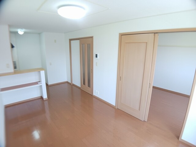 プリマヴェーラ壱番館の居間・リビング|明るいリビングです◆