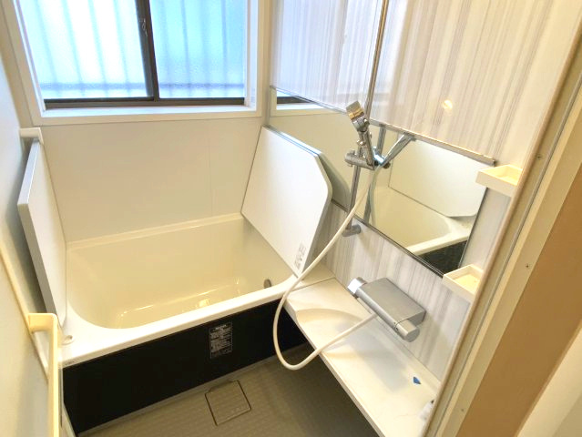 西条市大町　中古住宅の浴室|リフォームで新しく生まれ変わった浴室。追焚機能完備で、家族の入浴時間がずれてもいつでも温かいお湯で寛げます。清潔感溢れる空間が、一日の疲れを優しく解き放つ、極上のリラックスタイムを演出します。