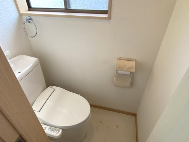 西条市大町　中古住宅のトイレ|リフォーム済みの清潔なトイレ空間。温水洗浄便座を完備し、日々の生活に欠かせない場所だからこそ、最新の快適さを追求しました。落ち着いた内装が安らぎを与え、毎日を爽やかな気分で過ごせるよう整えられています