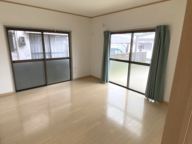 西条市大町　中古住宅の洋室|全居室が洋室になっていて、綺麗な床になっているんです。内装リフォーム済みの居室は清潔感に溢れ、新しい生活を気持ちよくスタートできます。クローゼット完備で収納力も高く、お部屋を常に広く使えます。