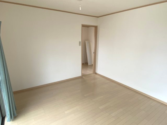 西条市大町　中古住宅の洋室|主寝室に最適な、落ち着いた雰囲気の洋室。フローリング仕様のためお掃除がしやすく、アレルギーが気になる方にも安心の環境です。窓からの自然光を感じながら、一日の疲れを深く癒せる安らぎのプライベート空間。