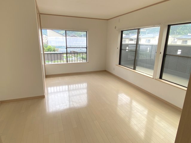 西条市大町　中古住宅の洋室