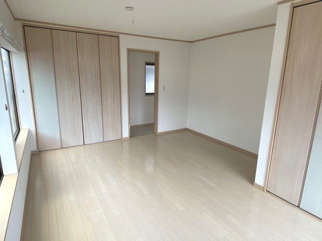 西条市大町　中古住宅の洋室|2面採光で風通しの良い、心地よい居室空間。リフォーム済みの綺麗な室内は、どんな用途にも柔軟に対応可能です。クローゼットを活用して生活感を隠し、自分だけのこだわりを詰め込んだお気に入りの部屋に。