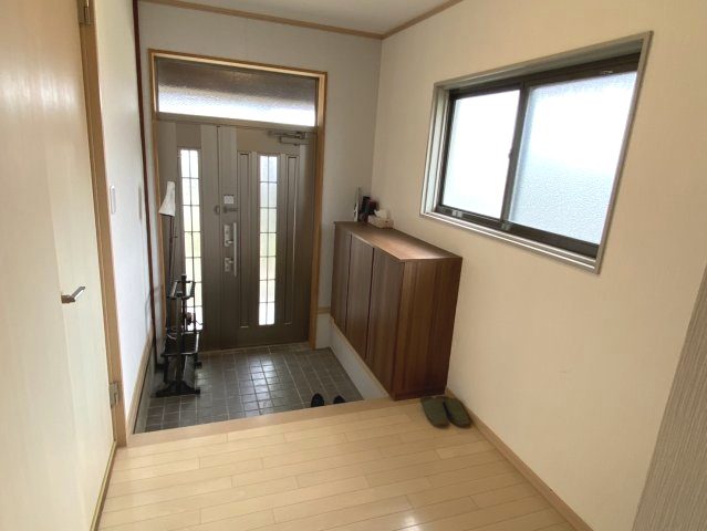 西条市大町　中古住宅の玄関